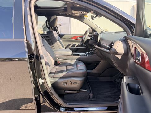 Used 2024 Chevrolet Traverse RS w/ LPO, Floor Liner Package FWD image 34