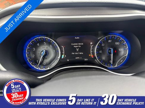 Certified 2024 Chrysler Pacifica Touring-L FWD image 11