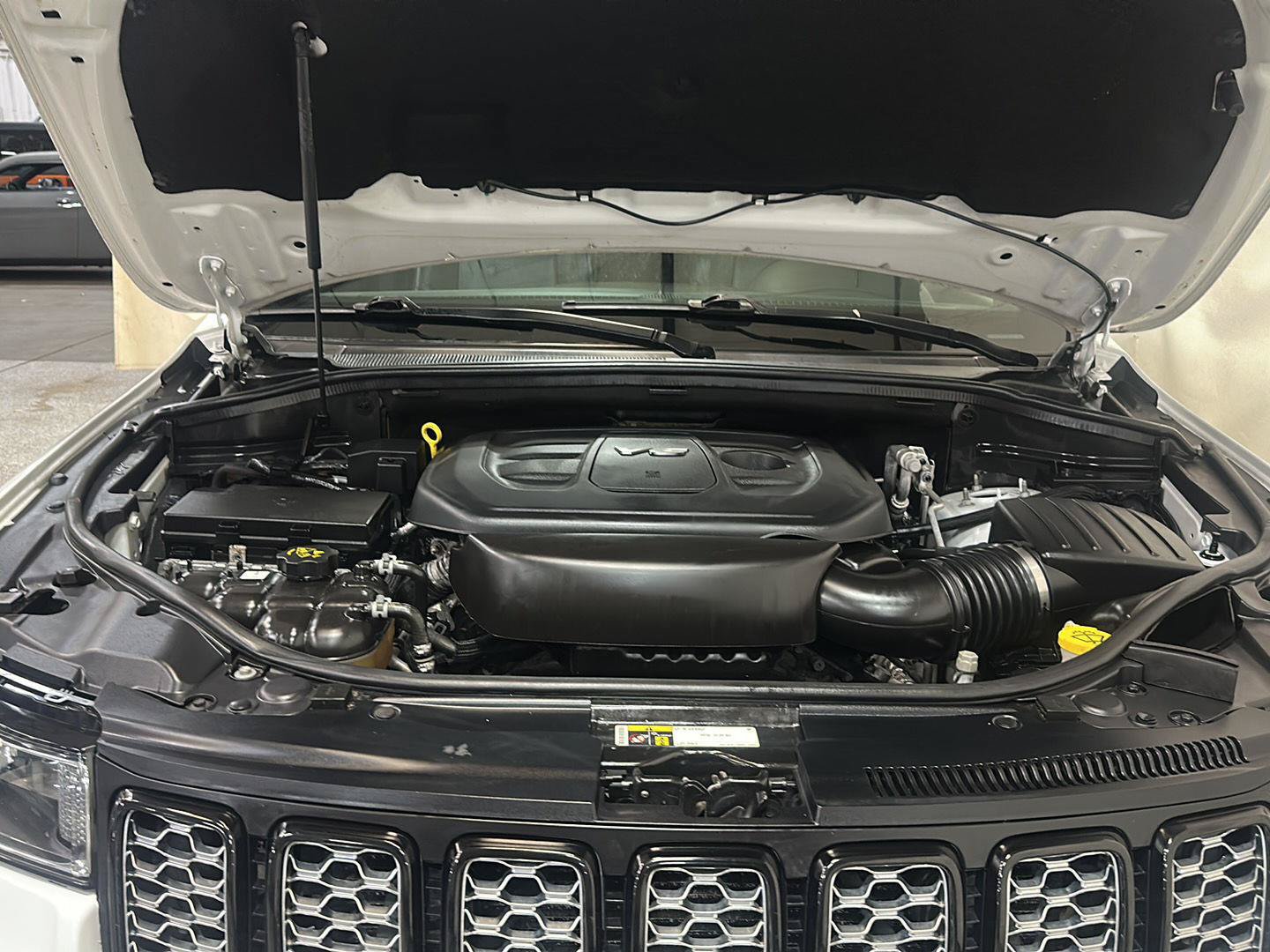 Used 2018 Jeep Grand Cherokee Altitude AWD/4WD image 13