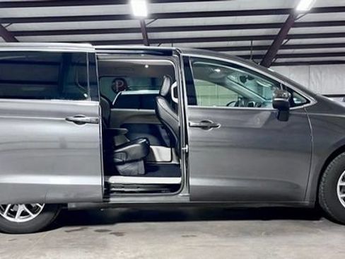 Used 2023 Chrysler Pacifica Touring-L FWD image 3
