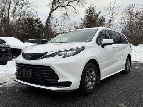 Certified 2025 Toyota Sienna LE w/ LE Plus Package image 1