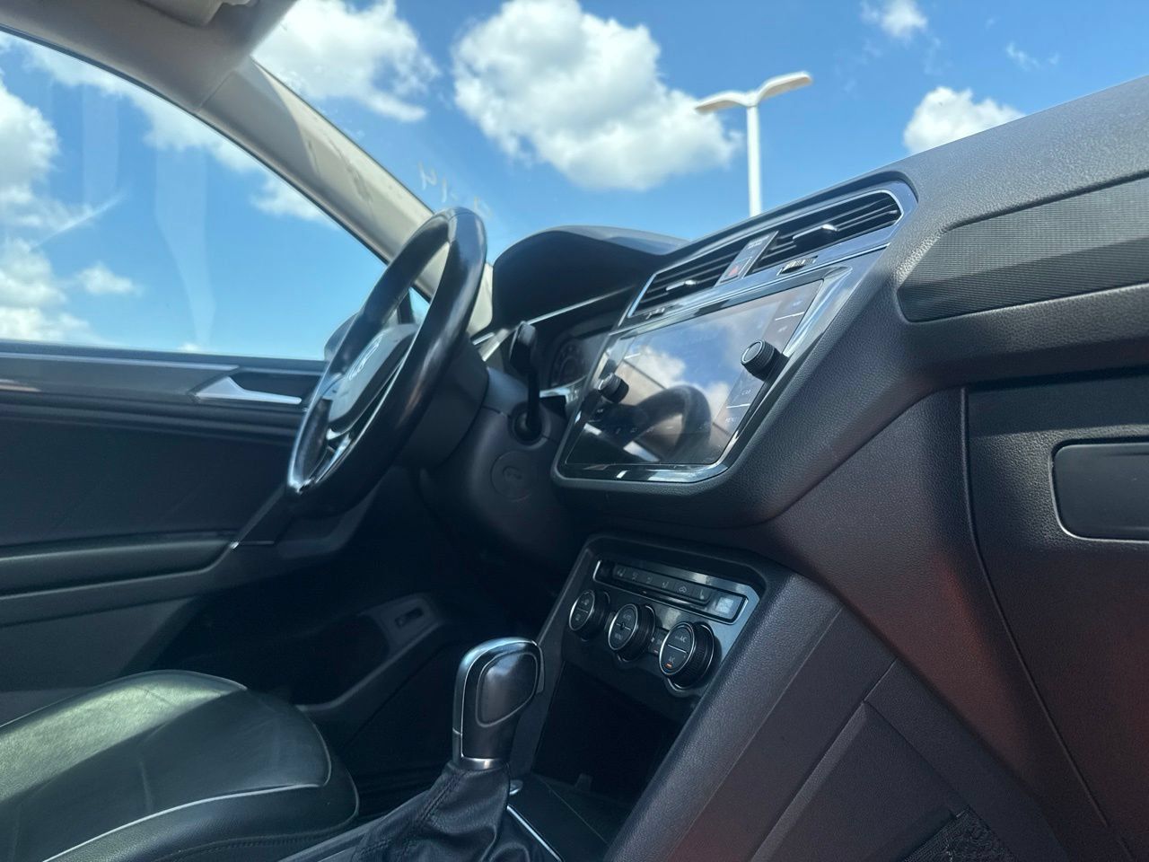 Used 2018 Volkswagen Tiguan SEL Premium FWD image 28
