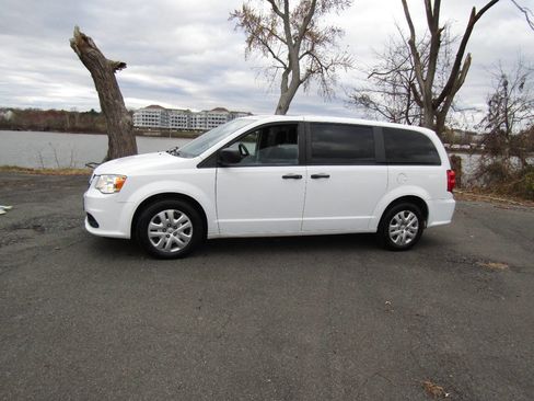 Used 2019 Dodge Grand Caravan SE w/ UConnect Hands-Free Group image 3