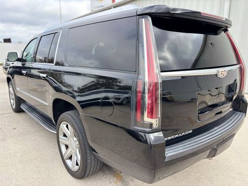 Used 2018 Cadillac Escalade ESV Luxury image 3