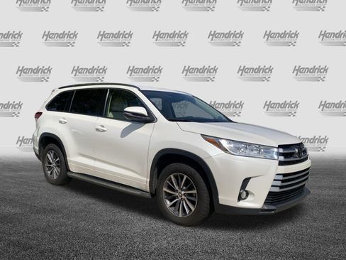 Used 2017 Toyota Highlander XLE FWD image 2