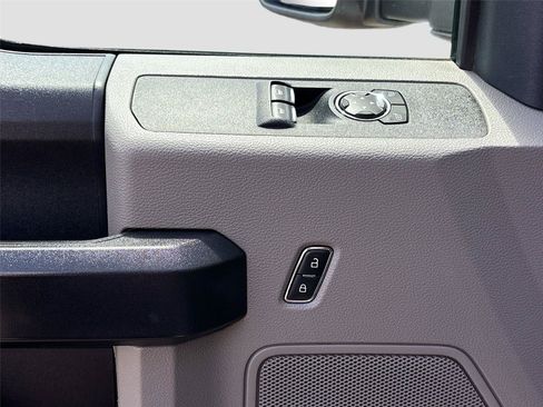 Used 2019 Ford F550 4x4 Regular Cab Super Duty image 17