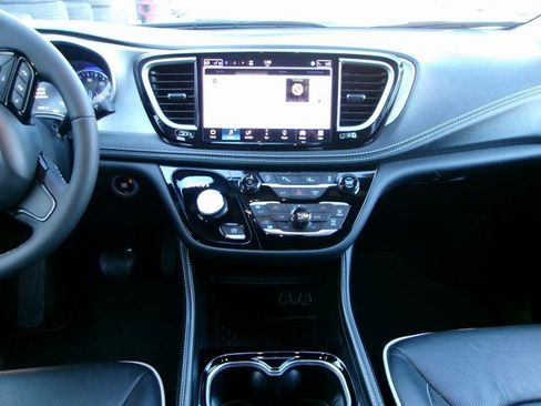 Used 2025 Chrysler Pacifica Limited image 14