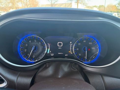 Used 2017 Chrysler Pacifica Touring-L Plus w/ Tire & Wheel Group image 8