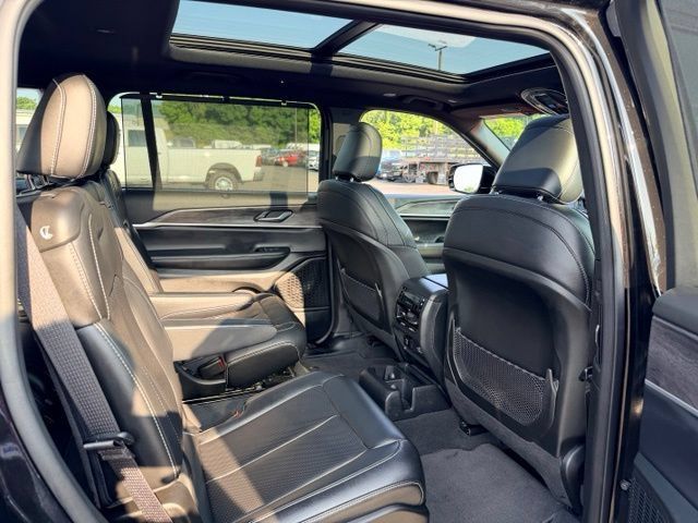Used 2025 Jeep Grand Cherokee L Limited w/ Luxury Tech Group II AWD/4WD image 20