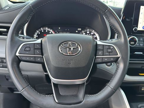 Certified 2023 Toyota Highlander XLE image 17