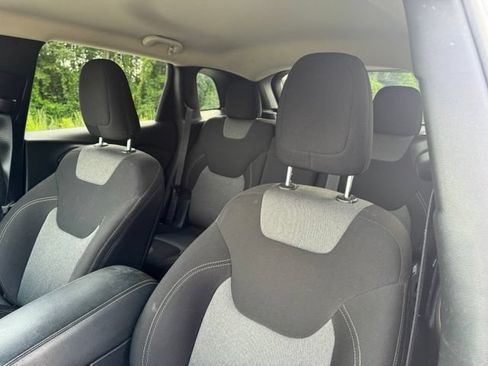 Used 2017 Jeep Cherokee Sport FWD image 26