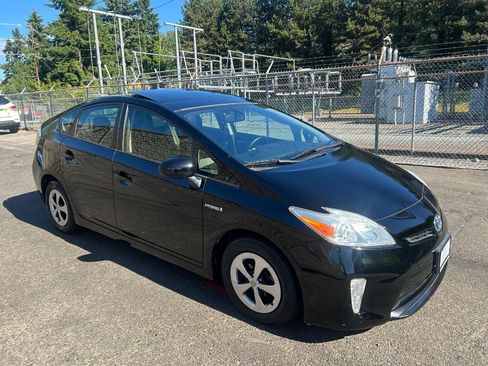 Used 2013 Toyota Prius Four w/ Deluxe Solar Roof Pkg FWD image 3