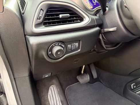 Used 2025 Chrysler Pacifica Select FWD image 35