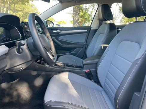 Used 2025 Volkswagen Jetta SE image 27