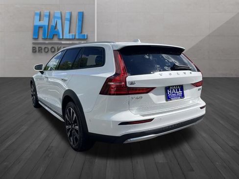Used 2025 Volvo V60 B5 Cross Country Ultra AWD/4WD image 2