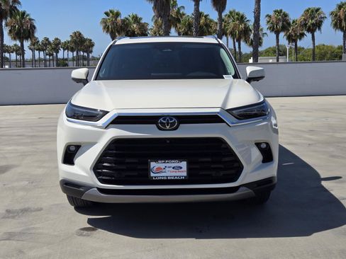 Used 2024 Toyota Grand Highlander FWD image 3