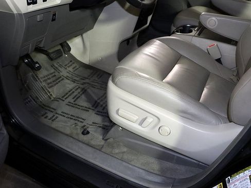 Used 2015 Toyota Sienna XLE image 24