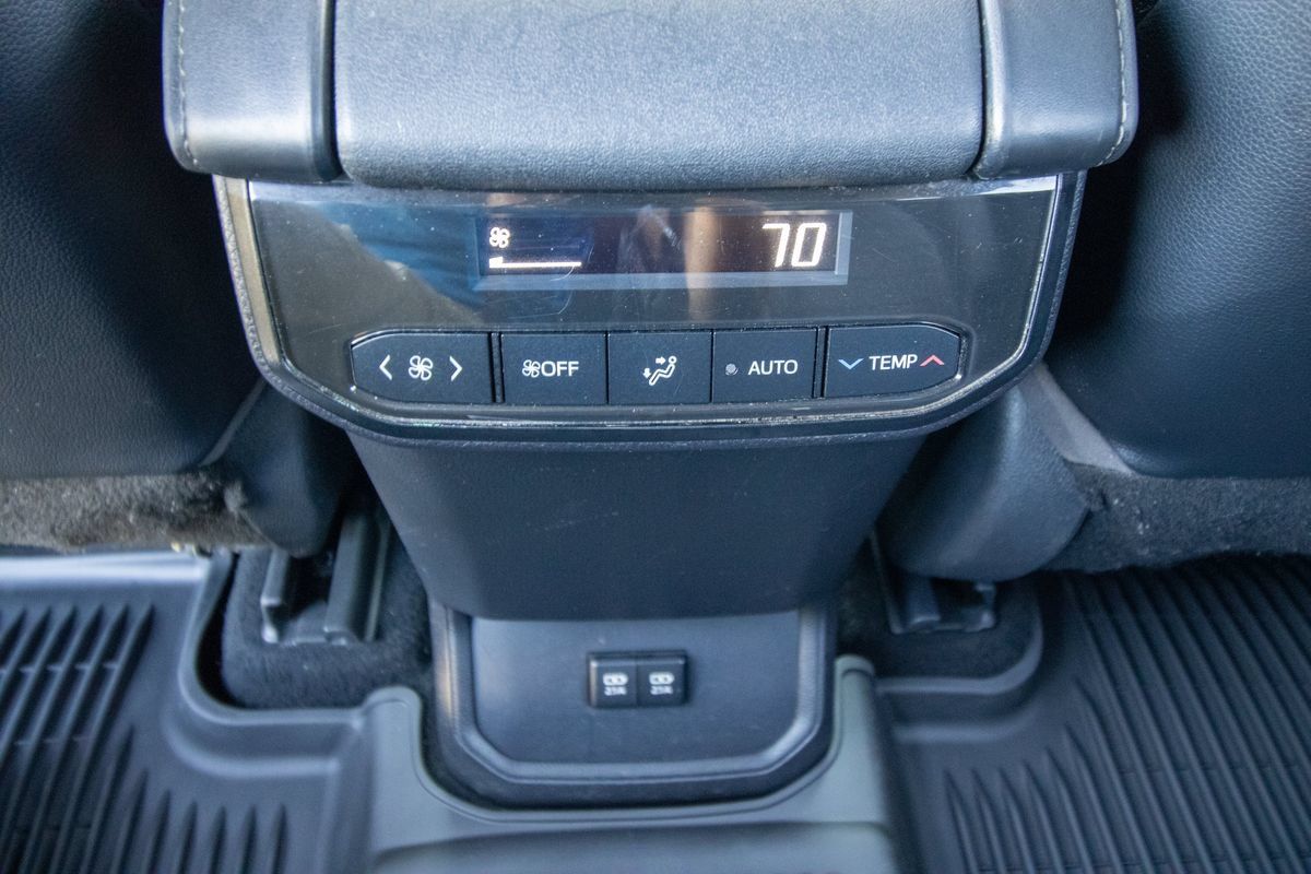 Used 2020 Toyota Highlander XLE FWD image 42