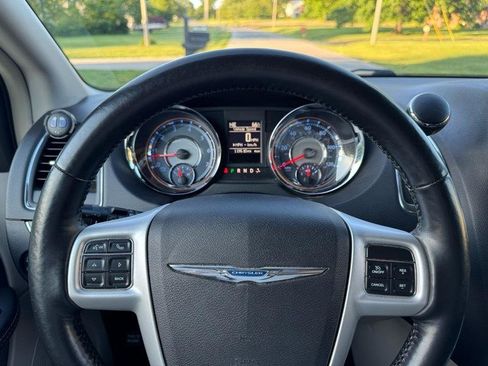 Used 2015 Chrysler Town & Country Touring-L w/ Driver Convenience Group FWD image 17