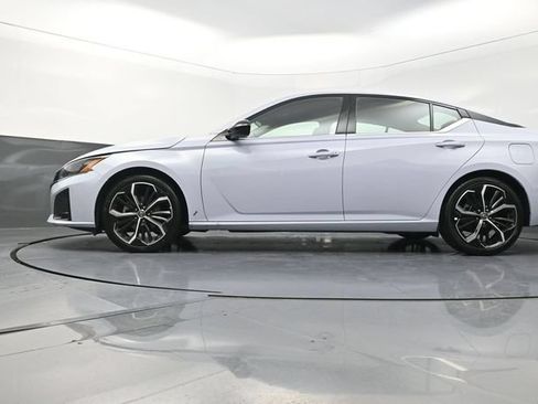 Used 2024 Nissan Altima 2.5 SR FWD image 34