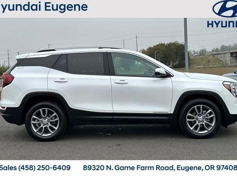 Used 2022 GMC Terrain SLT image 2