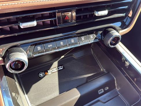 Used 2025 Chevrolet Tahoe High Country image 40