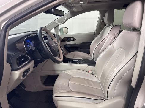 Used 2021 Chrysler Pacifica Limited w/ Uconnect Theater Family Group image 14