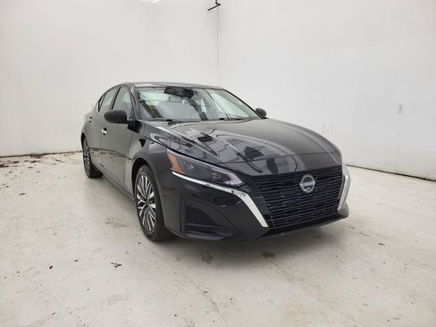 Used 2024 Nissan Altima 2.5 SV image 7