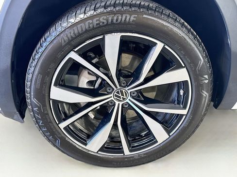 Used 2025 Volkswagen Atlas Cross Sport SEL Premium R-Line image 40