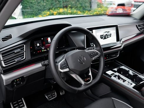 Used 2025 Volkswagen Atlas Peak Edition SE image 19