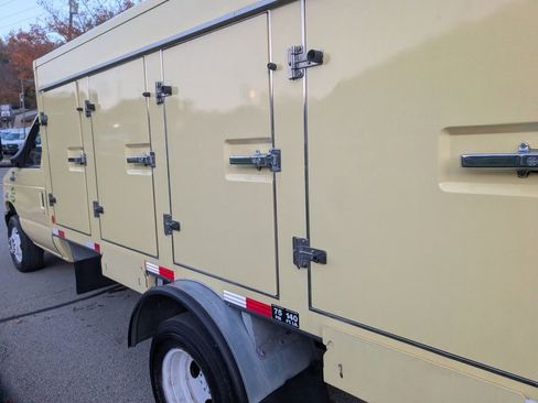 Used 2022 Ford E-450 and Econoline 450 Super Duty image 32