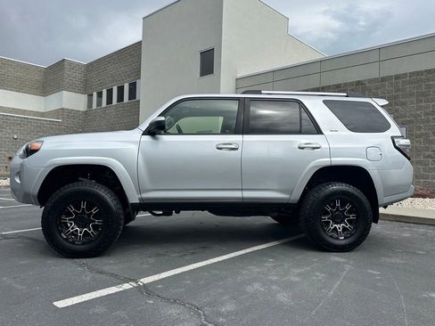 Used 2019 Toyota 4Runner SR5 AWD/4WD image 2