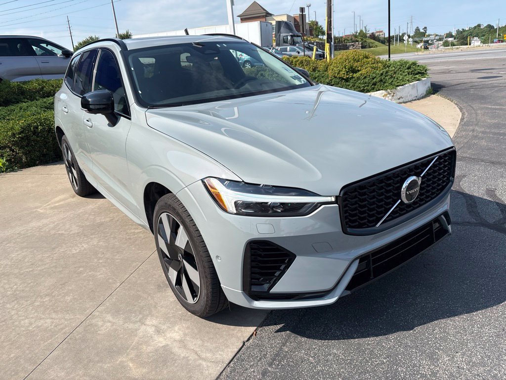 Certified 2025 Volvo XC60 T8 Plus w/ Protection Package Premier AWD/4WD image 4