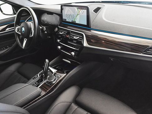 Used 2023 BMW 530e xDrive w/ Premium Package image 39