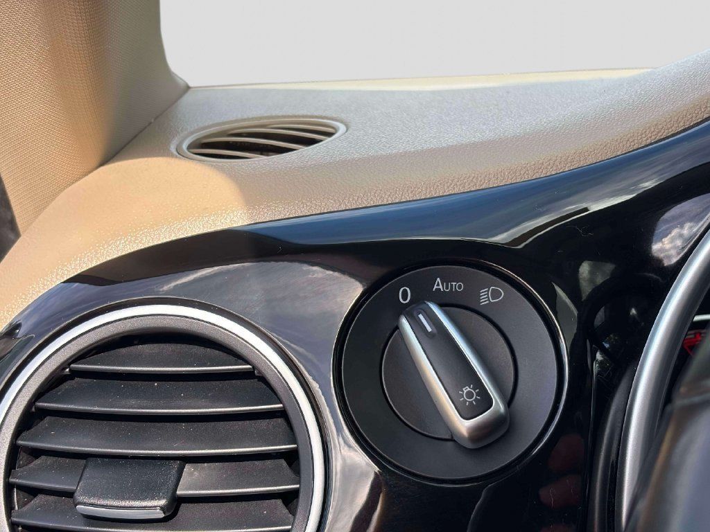 Used 2019 Volkswagen Beetle 2.0T SE FWD image 20