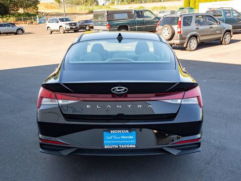 Used 2022 Hyundai Elantra SEL w/ Convenience Package FWD image 11
