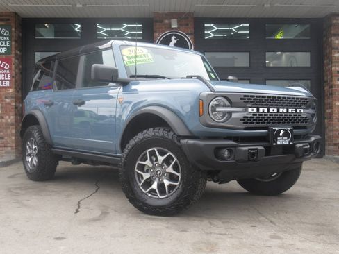 Used 2025 Ford Bronco Badlands AWD/4WD image 1