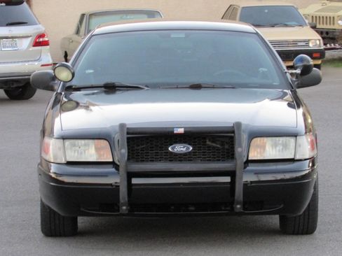 Used 2005 Ford Crown Victoria Police Interceptor image 3