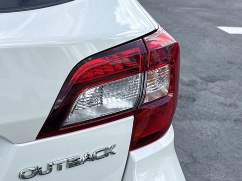 Used 2018 Subaru Outback 2.5i Touring AWD/4WD image 16