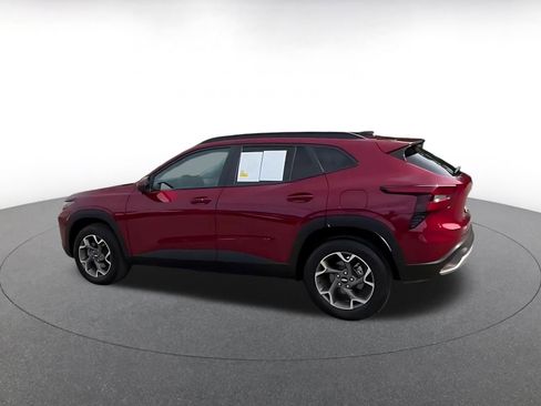 Used 2025 Chevrolet Trax LT w/ LT Convenience Package FWD image 9