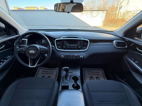 Used 2017 Kia Sorento L image 12