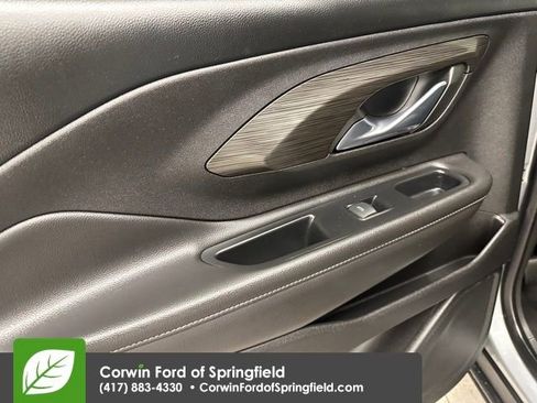 Used 2023 GMC Terrain SLT image 17