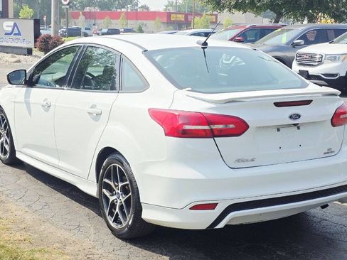 Used 2015 Ford Focus SE w/ SE Sport Package FWD image 4