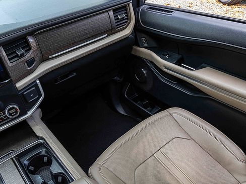 Used 2023 Ford Expedition Limited image 20