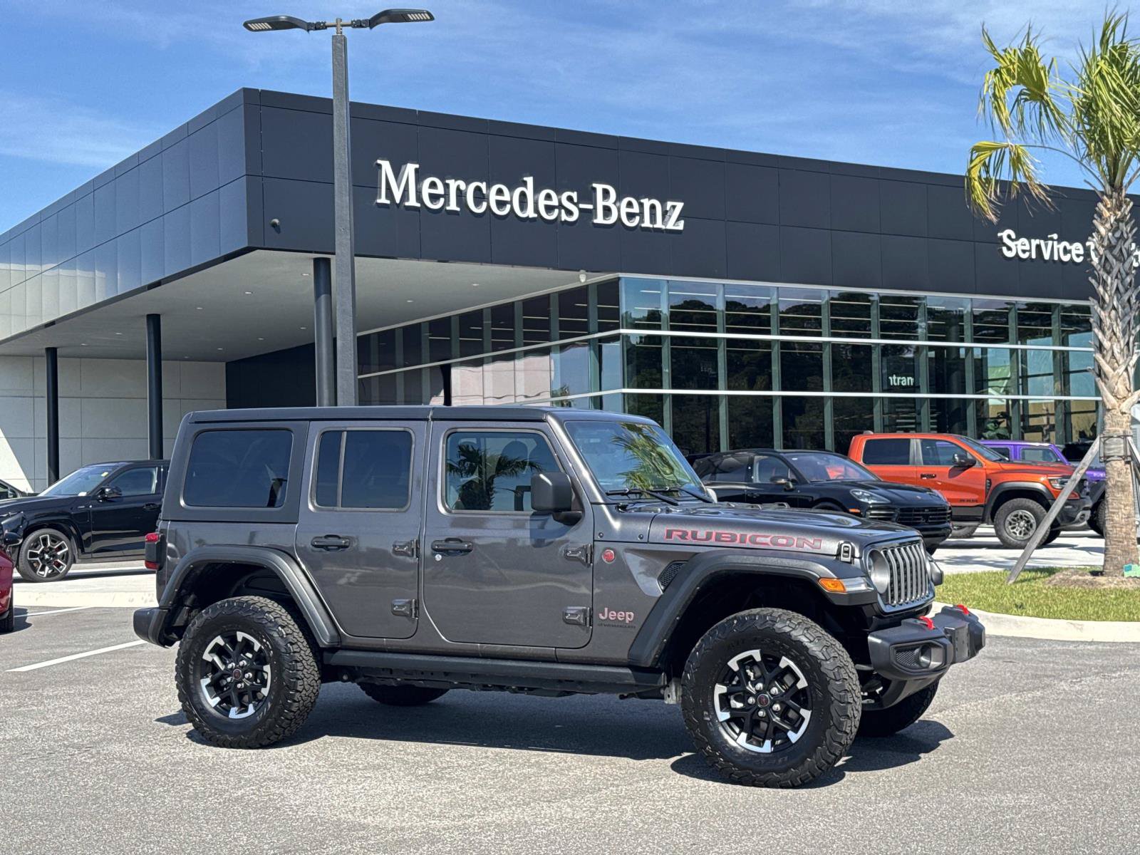Used 2025 Jeep Wrangler Unlimited Rubicon w/ Convenience Group AWD/4WD image 1