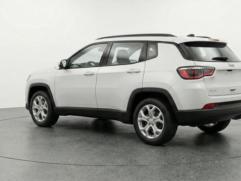 Used 2025 Jeep Compass Latitude AWD/4WD image 6