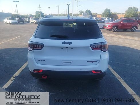 Used 2023 Jeep Compass Trailhawk image 6