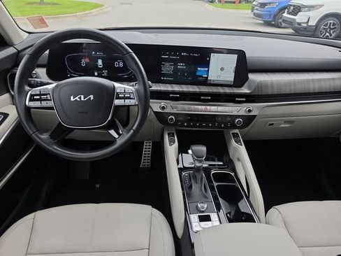 Certified 2024 Kia Telluride EX w/ EX Captain's Chair Package FWD image 8