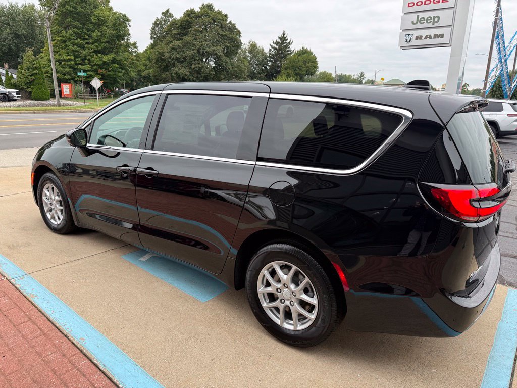 New 2027 Chrysler Pacifica Select FWD image 15