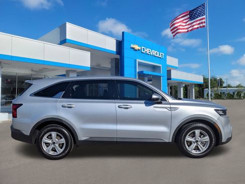 Used 2021 Kia Sorento LX image 3